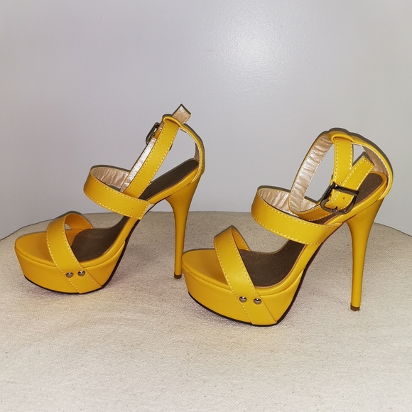 Shoes - 3/$30 💕 - Sunshine Sandals